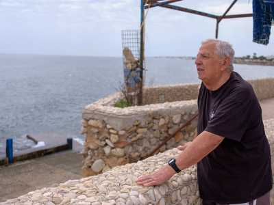 Qui incontriamo un anziano signore che sta ammirando l�orizzonte. �Ogni mattina vengo per osservare la cabina che prendevo sempre con mia moglie Rachele - confessa il 90enne Michele �. � venuta a mancare qualche mese fa e venire nel posto che amava mi fa sentire pi� vicino a lei...